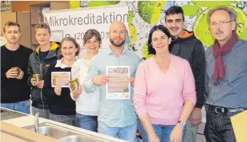  ?? SZ-FOTO: MENI ?? Maximilian Kramer (von links), Niklas Prachersto­rfer, Sandra Kuhn, Marina Kirsch, Timo Schiemann, Klaudia Lahn, Ismail Ardic und Max Weber freuen sich auf die große Frühstücks-Aktion.