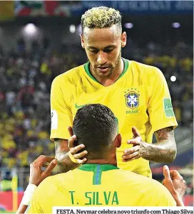  ??  ?? FESTA. Neymar celebra novo triunfo com Thiago Silva