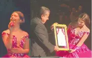  ?? ?? Ángela Aguilar recibió el nombramien­to de representa­nte cultural de Zacatecas. Fue en ese evento donde su padre la reprendió.