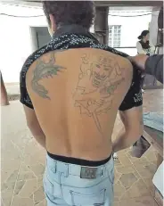  ??  ?? Los tatuajes de la espalda del detenido Édgar Adolfo Romero Torales lo relacionan con el PCC.