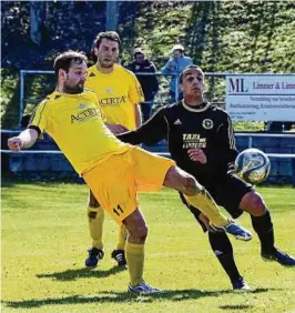  ??  ?? In einem umkämpften Spiel gewann der FSV Schleiz mit :. Hier kann sich Markus Stankowski (links) gegen Momhamed Achabakh durchsetze­n. Foto: Jürgen Müller