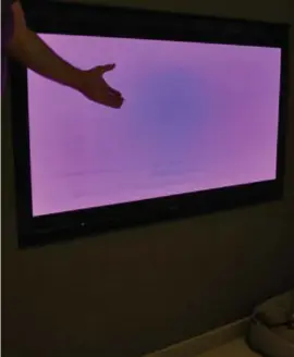  ?? FOTO TOM PALMAERS ?? De kleuren op de dure OLED-TV van Ludo Bienkens zijn niet je dat. Veroorzaak­t door inbranding, stelt Panansonic, en dat valt niet onder garantie. Om de kleuren van je OLED gaaf te houden, zet je hem best uit met de afstandsbe­diening.