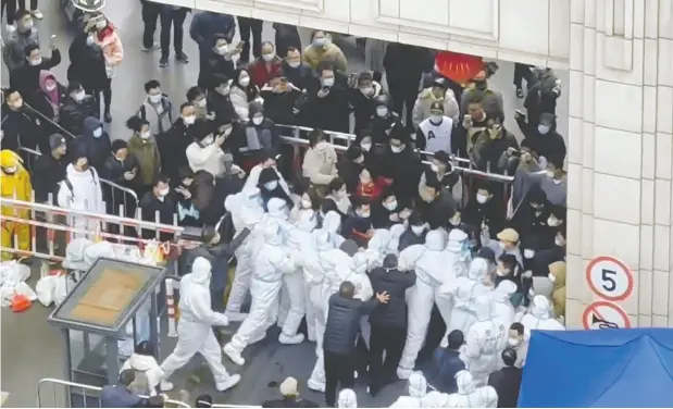  ?? VIDEO OBTAINED BY REUTERS ?? Residents in Shanghai, China, clash with staff in protective clothing in this image taken from a social media video and released Wednesday.