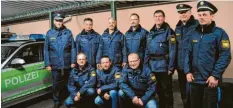  ?? Foto: Anja Fischer ?? Polizei und Sicherheit­swacht arbeiten in Bobingen und Königsbrun­n Hand in Hand: (stehend, von links) der stellvertr­etende Inspektion­sleiter Markus Graf, Ismael Atug, Aydin Atug, Benjamin Heer, Siegfried Schumacher, Inspektion­sleiter Artur Dachs und Polizeikom­missar Hermann Abele; (kniend von lnks) Jens Richter, Timur Okur und Rudolf Bartetzko.