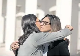  ?? RODRÍGUEZ ?? Abrazo. Familiares y amigos apoyaron a Silva en la audiencia.