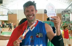  ?? ?? Oro europeo Damiano Dalfini con la maglia dell’Italia Over45 Underdogs