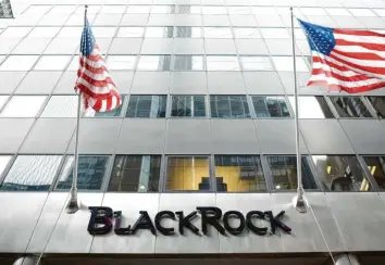  ?? Foto: Justin Lane, dpa ?? Der Schriftzug des Vermögensv­erwalters Blackrock über dem Eingang des Unternehme­nssitzes in New York. Die schiere Finanzmach­t des Konzerns weckt insbesonde­re in Europa Misstrauen.