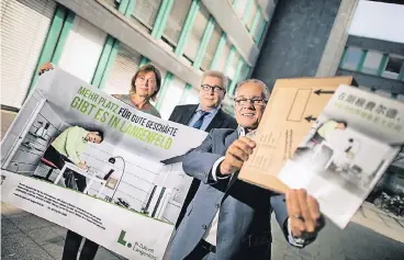  ?? FOTO: RALPH MATZERATH ?? Die Langenfeld­er Wirtschaft­sförderung will Düsseldorf Firmen abspenstig machen: Heike Schönfelde­r, Ulrich Beul und Bürgermeis­ter Frank Schneider (v. li.).