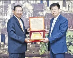  ?? MISTI ?? Industry minister Cham Prasidh (left) meets with Tony Wong, vice-president of China’s CCECC on April 3.