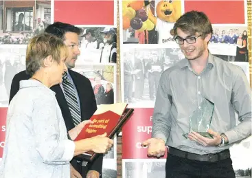  ??  ?? Sam Watts receives the Bill Cumming award from Chris Cumming and Tim Kubale.