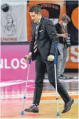  ?? FOTO: HÖRGER ?? Weil sich Ulms Trainer Jaka Lakovic bei der Niederlage gegen Crailsheim so sehr über Schiedsric­hterentsch­eidungen aufregte, dass er sich einen Muskelfase­rriss in der Wade zuzog, ging er gegen Bonn an Krücken gehen.