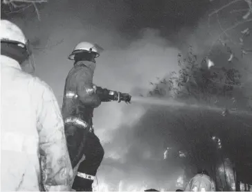  ?? FOTO: EL DEBATE ?? > Algunos bomberos durante el combate de un incendio que está muy grande y es peligroso para su propia seguridad.