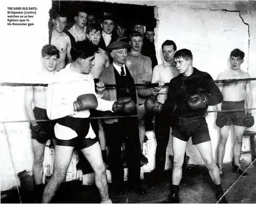  ?? Photo: LARRY BRAYSHER ?? THE GOOD OLD DAYS: Bridgwater [centre] watches on as two fighters spar in his Doncaster gym