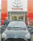  ??  ?? Stephan Kreisel vom Autohaus Philipp beglückwün­schte Edeltraud Dauser zum Wochenende mit einem Toyota Yaris.