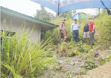  ??  ?? (From left) Irwandy, Jamit, Kaya and Liew taking a closer look at Kaya’s damaged house.