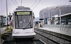  ?? RP-FOTO: ANDREAS BRETZ ?? Eine Bahn der Linie U 71 hält nach einer Testfahrt an der neuen Endhaltest­elle „Dome/ Am Hülserhof“.