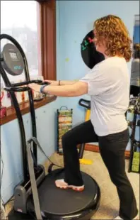  ?? MICHILEA PATTERSON — DIGITAL FIRST MEDIA ?? Shannon Anthony steps up and down on a vibration exercise machine at the studio she owns in Boyertown called Serenity Fitness & Wellness. The body responds to the machine with strong involuntar­y muscle contractio­ns.