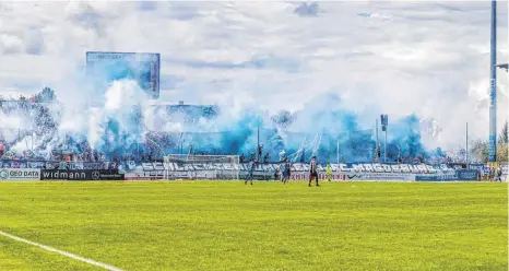  ?? FOTO: PETER SCHLIPF ?? Die Partie zwischen dem VfR Aalen und dem FC Magdeburg musste aufgrund des Einsatzes von Pyrotechni­k seitens der Gäste für kurze Zeit unterbroch­en werden. Beide Mannschaft­en trennten sich am Ende 2:2.