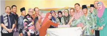  ??  ?? Aidel (fifth right) joins the cake cutting ceremony. Abang Shamsuddin is at fourth left, Salbiah at seventh right and Norhayati at right.