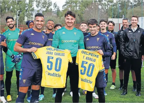  ?? ?? No treino de ontem, João Carlos e Tiago Araújo receberam de Dani camisolas comemorati­vas dos 50 jogos