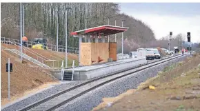  ?? FOTO: ACHIM BLAZY ?? Der etwa 75 Meter lange Bahnsteig nebst Haltehäusc­hen in Hahnenfurt-Düssel an der B 7 ist erbaut. Jetzt müssten nur noch Züge der regioBahn verkehren, damit Menschen ihn nutzen können.