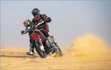  ??  ?? Joan Barreda pilota la Honda durante la décima etapa del Dakar entre Haradh y Shubaytah.