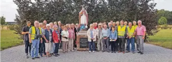  ?? FOTO: PFARREI ST. MARTIN ?? Im Zeichen der Patrons. Zum Gruppenfot­o rund um die Statue des Heiligen Martin an der Borschemic­her Kapelle gruppierte sich die Wegberger Radlergrup­pe der Pfarrei St. Martin.