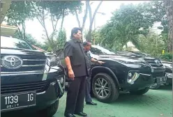  ?? FAJRIN MARHAENDRA BAKTI/JAWA POS ?? CEK KONDISI: Wakil Ketua PN Surabaya Sumino (kiri) dan pegawai PN Surabaya Puguh Said mengecek kesiapan mobil baru di halaman PN Surabaya kemarin (3/5).