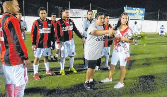  ?? Fotos: Archivo / EXTRA ?? El club Talín del Batallón del Suburbio, con su padrino José Flores, espera volver pronto al peloteo. Cada jugador ha entrenado por su cuenta en casa para llegar ‘papelito’