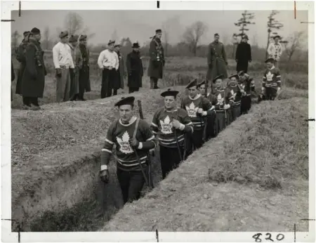  ?? THE RUDOLPH P. BRATTY FAMILY COLLECTION PHOTOS/RYERSON IMAGE CENTRE ?? Unknown photograph­er for the Alexandra Studio. Distribute­d by the Star Newspaper Service and Times Wide World. This image (newspaper crop marks and all) shows the Toronto Maple Leafs in the trenches during a military training in 1939, gelatin silver...