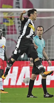 ?? FOTO: AP ?? Erlösung nach 421 Minuten: Borussias Nationalsp­ieler Lars Stindl sorgt beim 2:2 gegen RB Leipzig für den Endstand in einem umkämpften Spiel.