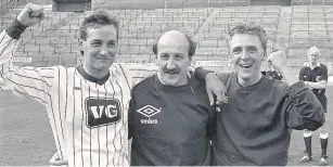  ??  ?? Glory day Wullie McCulloch flanked by goalscorer­s Jim Fowler and Brian Hunter