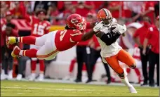  ?? CHARLIE RIEDEL — THE ASSOCIATED PRESS ?? Jarvis Landry, right, runs as Chiefs defensive tackle Derrick Nnadi defends during the first half Sept. 12in Kansas City, Mo.