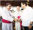  ??  ?? DIWA NG PASKO Binati ni Pangulong Rodrigo Duterte si Bishop Crispin Varquez sa kanyang pagdating sa Balangiga Auditorium sa Eastern Samar upang pangunahan ang opisyal na pagbabalik ng Balangiga Bells sa simbahan ng nasabing bayan sa lalawigan, nitong Sabado ng hapon. Katabi ni Varquez si Catholic Bishops’ Conference of the Philippine­s President Archbishop Romulo Valles.