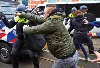  ?? ?? Violence: Anti-lockdown protesters clash with police in Amsterdam yesterday