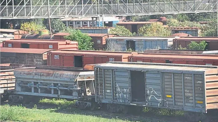  ?? (LA VOZ / ARCHIVO) ?? Un cementerio de vagones. Detrás de la Estación Belgrano de Alta Córdoba hay unas tres mil toneladas de chatarra ferroviari­a. Será vendida en subasta on line.