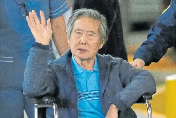  ?? DPA ?? Saludo. El ex presidente Alberto Fujimori, en enero de 2017, al salir de la clínica donde había estado internado por sus problemas de salud.