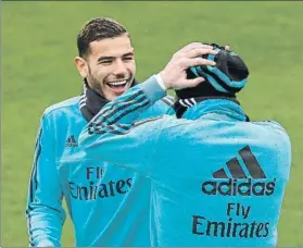  ?? FOTO: SIRVENT ?? Theo Hernández se divierte con un compañero en un entrenamie­nto con el Madrid