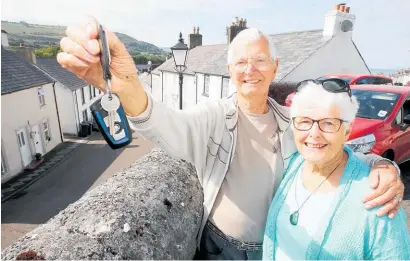  ?? Photo / McAuley Multimedia ?? Terry and Alison Kelso can hold but not use car keys in Glenarm, County Antrim.