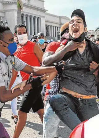  ?? // AFP ?? Un joven es detenido el 11 de julio durante las protestas en La Habana