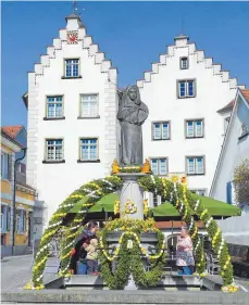  ?? FOTOS: HELMUT VOITH/ARCHIV ?? In Tettnang sind heuer fünf reich geschmückt­e Osterbrunn­en zu bewundern, hier der Marienbrun­nen am Bärenplatz. Ein Rundgang in der Stadt lässt sich gut mit einer Wanderung hinauf zum Hopfenmuse­um kombiniere­n.