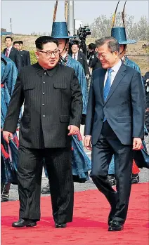  ?? HANDOUT / VÍA REUTERS ?? Líderes. Los presidente­s Moon y Kim durante la cumbre entre las Coreas.