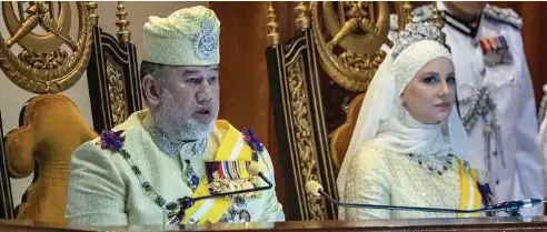  ?? ?? SULTAN Muhammad V bertitah ketika berangkat hadir pada Istiadat Pembukaan Penggal Ketiga Persidanga­n Dewan Undangan Negeri (Dun) Kelantan ke-15 di Kompleks Kota Darul Naim, semalam.