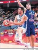  ?? ALEX PLAVEVSKI / EFE ?? Campazzo y Guduric.