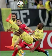  ?? AFP ?? Persepolis’ Alipurghar­a vies with Al Wasl ’s Abdalla Saleh Al Jneibi during their AFC Champions League match. —