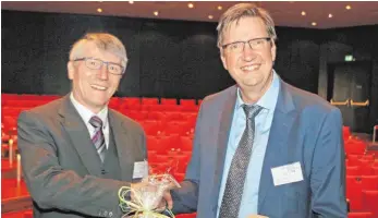  ?? FOTO: DANIEL HÄFELE ?? Thomas Vogel (links) verlässt nach 14 Jahren als Rektor die Hochschule Biberach. Sein Nachfolger André Bleicher freut sich auf seine neue Aufgabe.