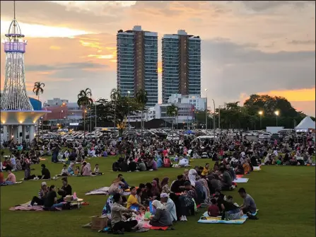  ?? ?? Photo shows families, friends, colleagues, members of organisati­ons and even outsiders gathering at the Dataran Tun Tuanku Bujang Phase 1 in Sibu, waiting for the time to break their fast. — Photos by Peter Boon