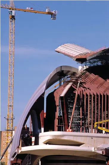  ??  ?? 1 Palau de les Arts Reina Sofia (Valencia Opera Binası), 2007 (Fotoğraf: David Iliff / CC BY-SA 3.0). 2 Valencia Opera Binası’nın kanopisi inşa halinde: Çelik sandık merkez kiriş ve kanat kesiti sonraki segmentin montajını bekliyor (Fotoğraf: FELIX Alain / hemis.fr). 3 Adan Martin Auditorio De Tenerife (Tenerife Oditoryumu) kanopisi kabuğunun özel kayıcı kalıp sisteminin montajı (Görselleşt­irme: Kadir Yardımcı; ©ATTEC). 2 3