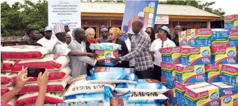  ??  ?? Leader of the Nigerian Maritime Administra­tion and Safety Agency (NIMASA) Team, Director, Special Duties, Hajia Lami Tumaka (middle), and staff from the Abuja Zonal Office, presenting relief materials to NEMA Officials, at the Internal Displaced Persons Camp (IDP), Durumi, Abuja.