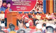  ??  ?? BASALIE (kiri) turut menzahirka­n sokongan padu pada majlis itu.